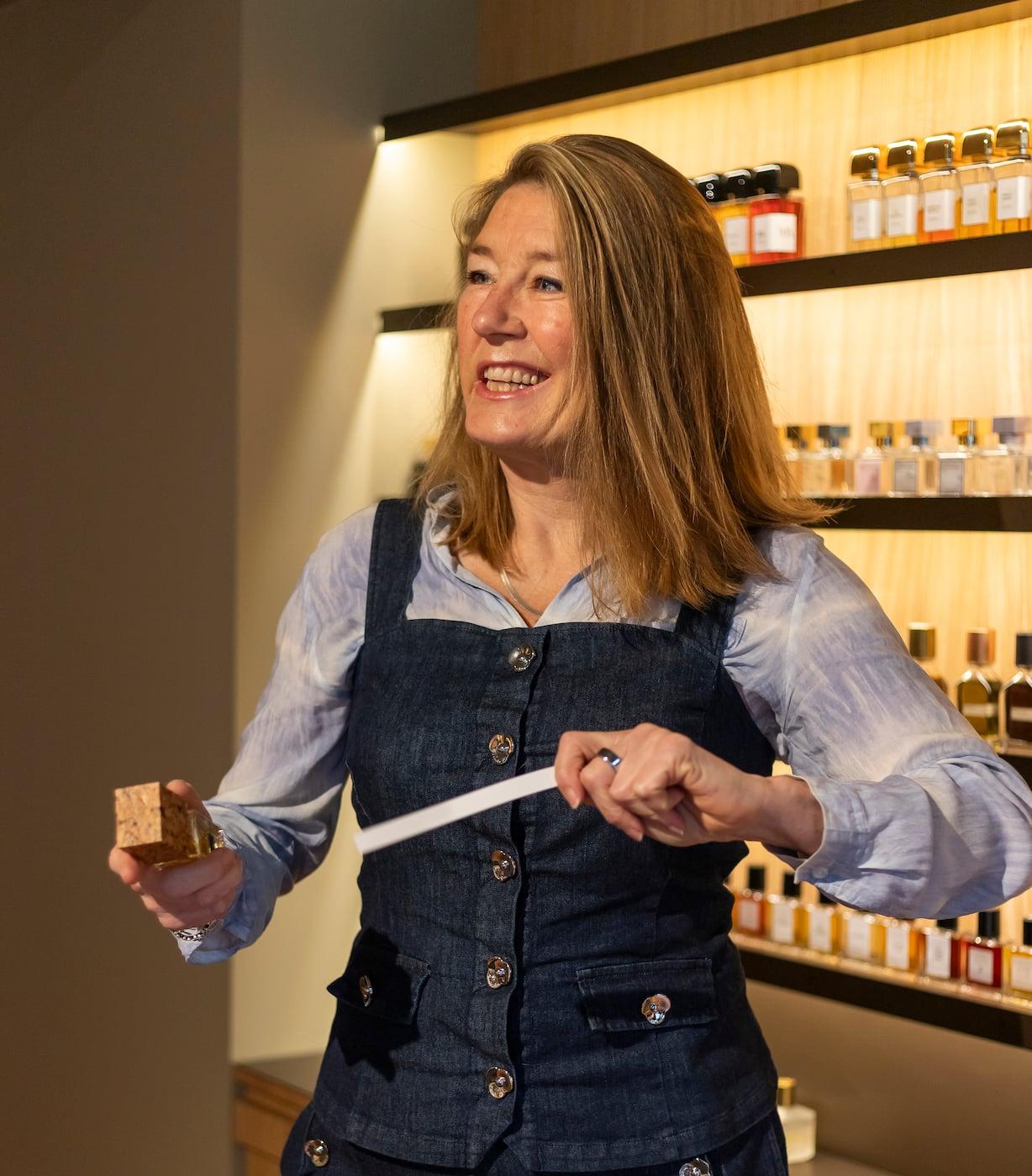 perfumelounge-ma-store-details-57_Tanja lachend met Baraonda